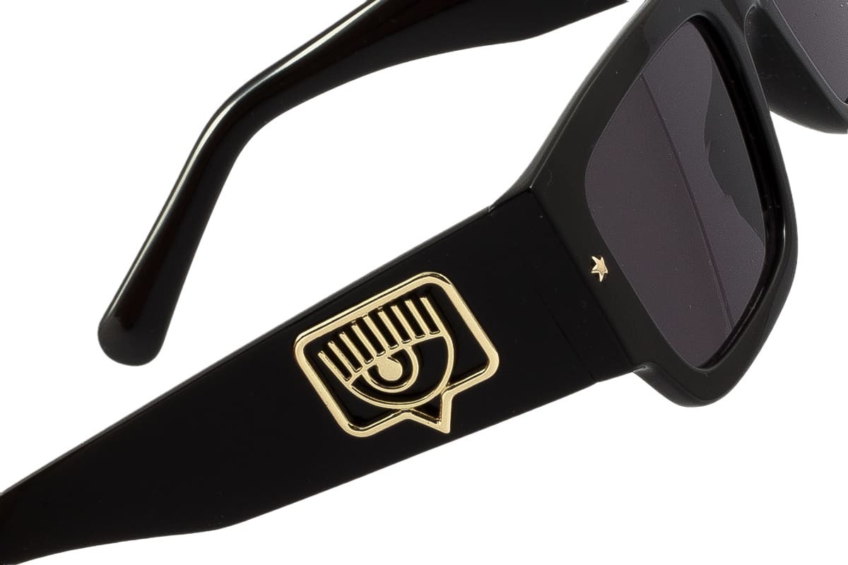schwarze sonnenbrille mit chiara ferragni logo